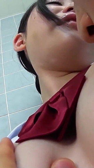 小柄なアジア人ティーンが無修正JAVポルノで濃厚中出しで一日中犯される