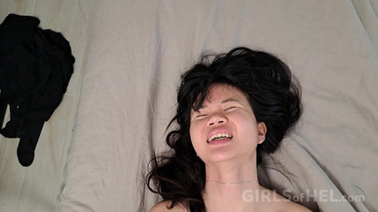 このままだとベッドの上でおしっこしちゃうよ！ - アジアのティーンをディープディックするPOV - Baebi Helとのリアルセックス