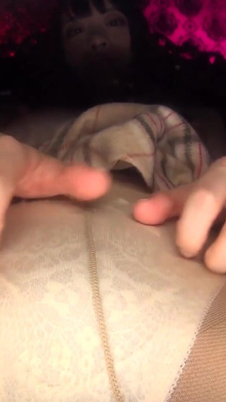 ゆうはが濡れたパンティをあなたの顔に押し付けます。彼女はあなたに彼女の香りを吸ってもらいたいのです。