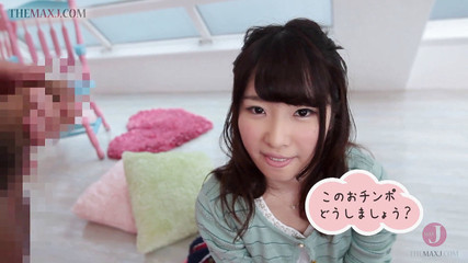 服を着たかわいいティーンがチンポをしゃぶって温かい負荷を得る