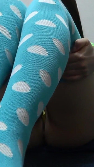 ノーブラ乳首ステッカー、マイクロミニスカート、Tバックパンティー食い込みメコスジ、日本人の女の子はアパートでエクササイズを誘惑します