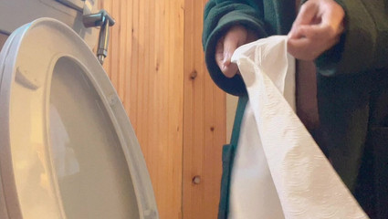 ハナちゃんのエオ、バスルームとベッドルームでのセクシーな日本人、彼女が排出する水は素晴らしい