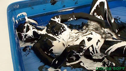 黒塗りのアジア人女性がバイブレーターでオナニーし、バスルームでセクシーな体を洗い流す