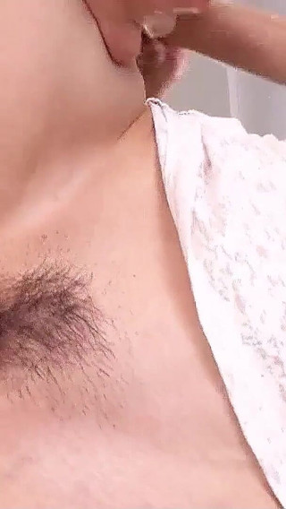 痩せた日本のティーンが義理のお父さんに縛られて毛むくじゃらのマンコに犯される