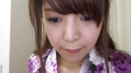 ブルネットの日本人がバスルームで毛深い陰部を犯される