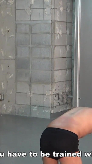 女王様はスパンキングパドルと鞭で奴隷執事を四つん這いにさせてペット調教を楽しむ