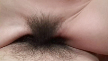 小さなおっぱい熟女がベッドで叩かれる