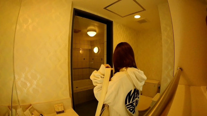 撮影前のシャワー脱衣場