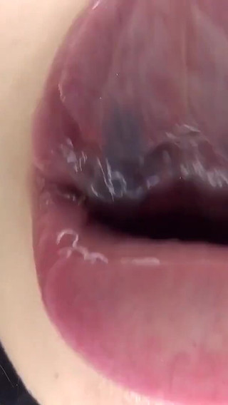 浅美結花がよだれを垂らした濡れた舌であなたの顔を舐めてくれます。口を開けて…彼女の唾はもうあなたのものです。 POVでのバーチャルキス。