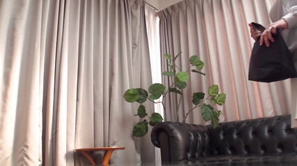 P013g02 息子の家庭教師のマッチョ男と不倫する人妻！