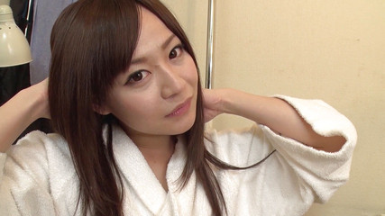 セクシーな日本の潮吹き者はおもちゃと中出しが大好き