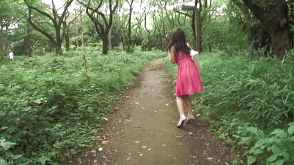 セクシーな日本人美女が屋外で指マンされる