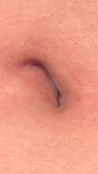 ルミと汚れたへそ あえて鼻を埋める