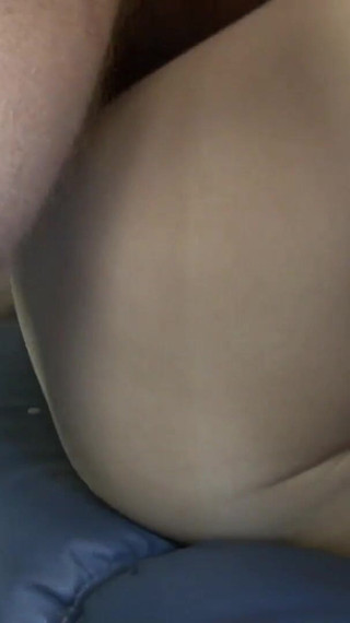 自然なおっぱいを持つアジア人ティーンのカオルクは、フェラとハードファックが大好き