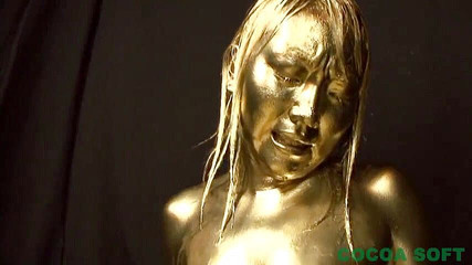 金色の絵の具を頭からかける