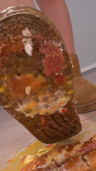 小松アンがあなたの夕食をブーツで押しつぶし、あなたの顔のようにこすりつけます！