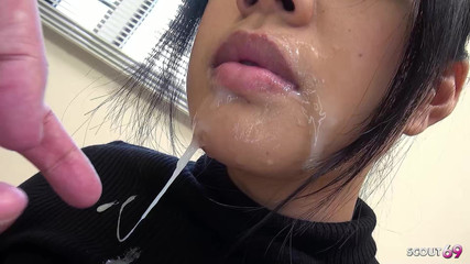 アジアの巨乳ティーンあやみが彼氏と継父のチンポをオーガズムまでしゃぶる 無修正