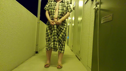 野外オナニーに興奮する人妻のオナニー