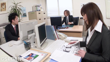 日本のポルノ秘書、彩名ゆいはオフィスの後に3Pを必要とします