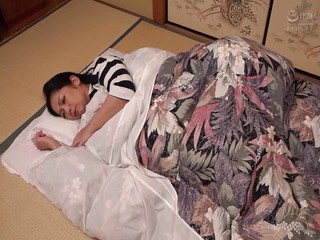 M645g06 不安で眠れない夜は義母とSEX？