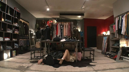 ファッションショップの魅惑的な店員をこっそり覗き見しすぎ