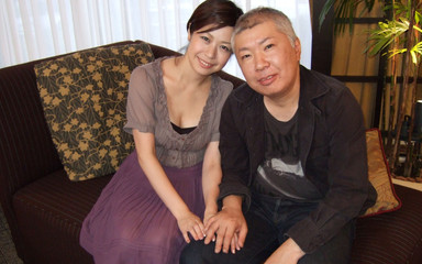 日本からの寝取られ、セクシーな妻熟女が熱いチンポに犯されるのを見る