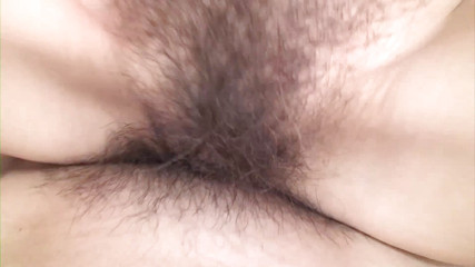 楽しい時間を過ごす彼女の腫れた猫とアジア人