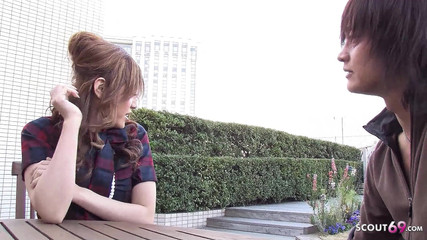 痩せた日本のティーンが変態義父にこっそり犯される