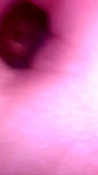 テーブルに油を塗られ、小林麻衣子がおへそを露出…そして出てくるものは生フェチの匂いがする