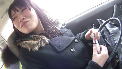 インタビューでのセクシーなアジアのブルネット