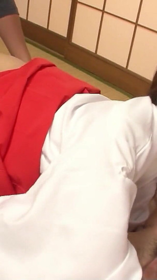 伝統的な日本のティーンが二人の少年による無修正のMMF 3pセックスに誘惑して顔射と中出し