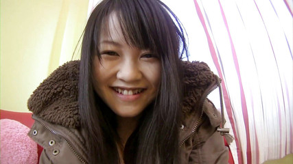 毛深い東洋のひよこがキャスティングで猫をおもちゃにされる