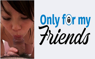 18歳のブルネットの日本生まれの豚の愛人が濡れたマンコを快感で犯す