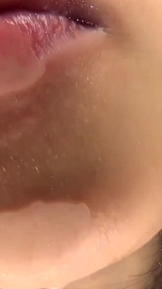 エナの官能的な蛇舌：バーチャルキス体験