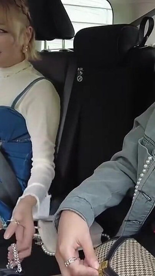 ブロンドと黒髪の美女が、大空の下で激しい情熱を共有します。 -