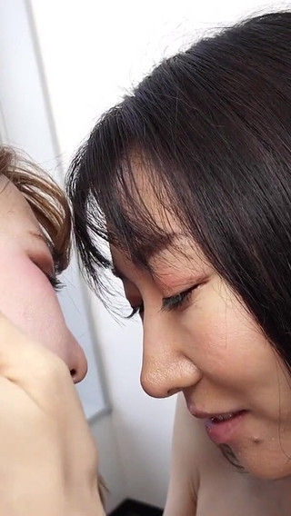 ホテルの部屋でセックスする熱い日本の老若レズビアンカップル