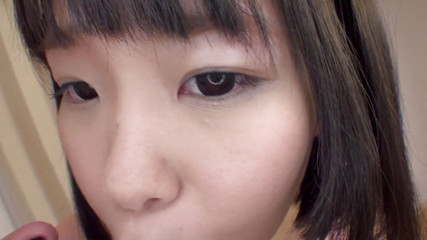 巨乳のアジアのティーンがおっぱいコキしてチンポをしゃぶる