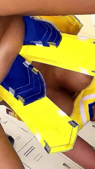 無修正のぶっかけパーティーで犯される巨乳の日本チアリーダーティーン