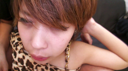 ランジェリーを着たアジアのティーンのキャストがマンコを犯されて中出しされる