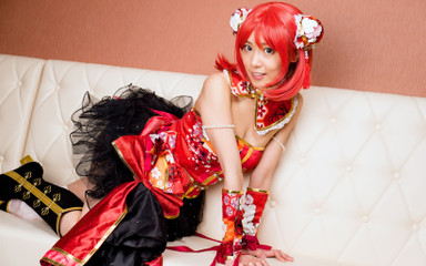 セクシーなティーンの早乙女らぶが3pで犯されるコスプレ