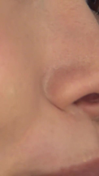 鼻が大きく開いています。鼻水が滴る。彼女はあなたの顔にくしゃみと涙を流すPOV。