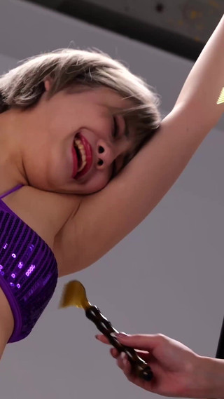 拘束されて悶える月形ハルヒを小松杏が道具と舌を使って嬲る - 最後まで支配する