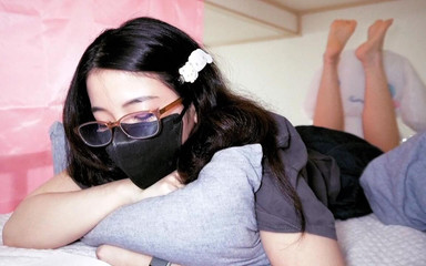 Facebookのライブ配信中に英語のレッスンをしているのに、透明人間が私に触れてきた！