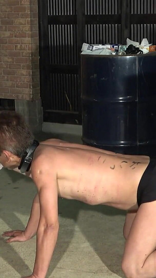 お嬢様は肛門を拡張するためにアナルプラグを挿入された奴隷を独房に1日放置する