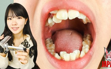 素人娘かなこの舌と口の自撮り