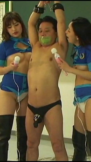 女性インストラクターは奴隷をいじめと拒否を繰り返し、彼の性欲を最高潮に達させ、そして笑いながら去ります