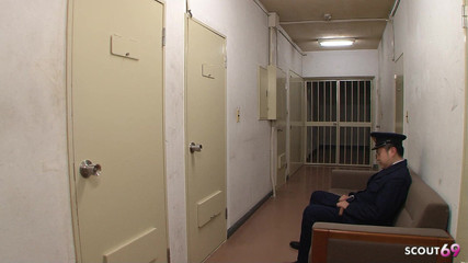 刑務所の痩せた日本人ティーンが看守に無修正で毛深いマンコで犯される