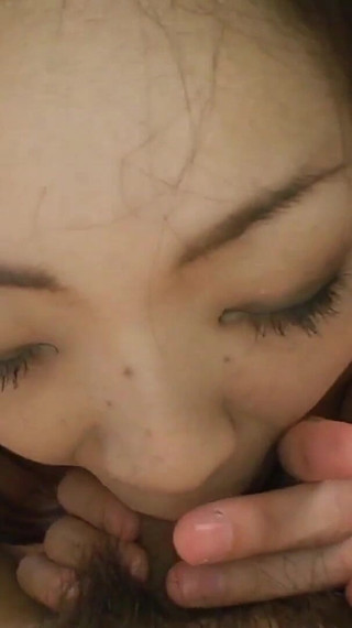 私の恋人は日本生まれの浮気売春婦で、マンコに毛がたくさんあり、ブルネットはマンコに貫かれるのが好きです