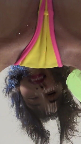 顔面騎乗ボックスに顔を入れられ、ビキニ姿の女の子が椅子のように座って笑いながら辱められるハメ撮り