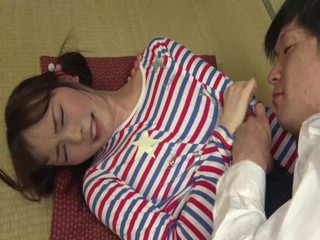 彼女は家にいます